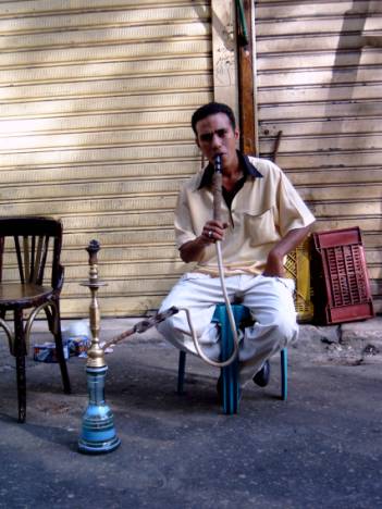 En ægyptisk mand ryger vand pibe