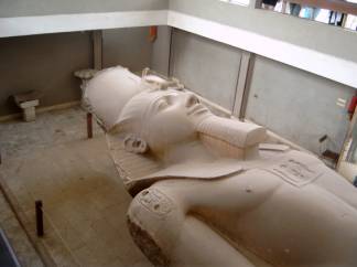 Ramses II ligger på Memphis' lille museet
